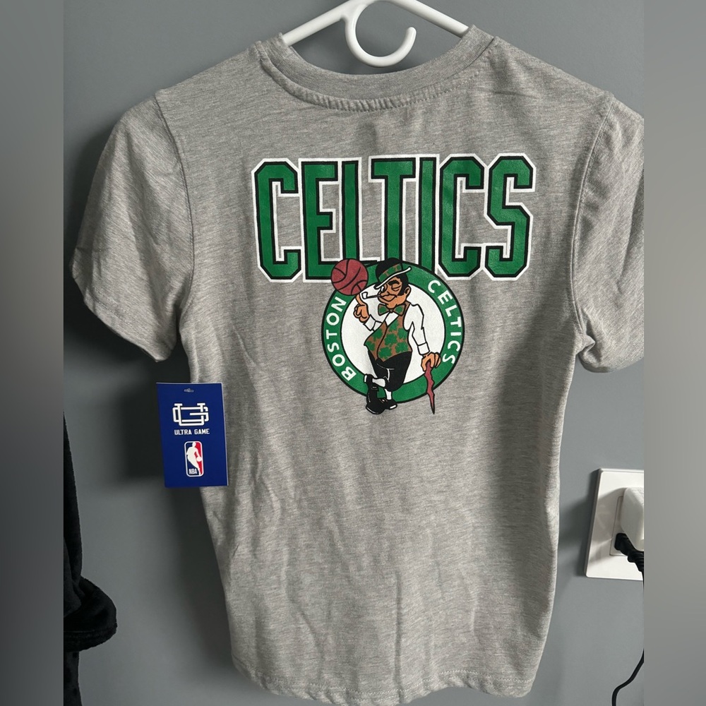 NWT! Brand new kids (or petite ladies) Boston Celtics T-shirt. Sz 10/12